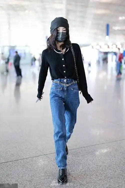 张子枫参加巴黎时装周,毛衫牛仔裤造型出镜,少女范十足_实力派_眼神