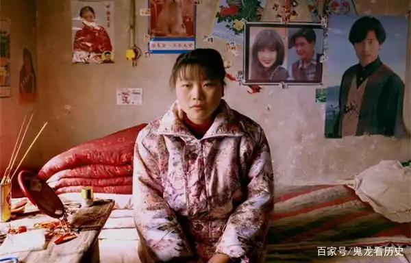 90年代农村年轻人:穿西装,穿大头鞋,染黄头发,但对未来有憧憬