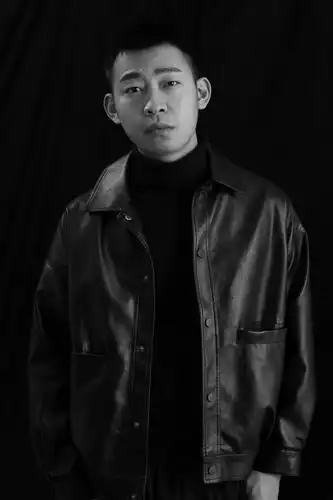 颜杰拍摄冬日慵懒写真,酷哥变身温柔暖男