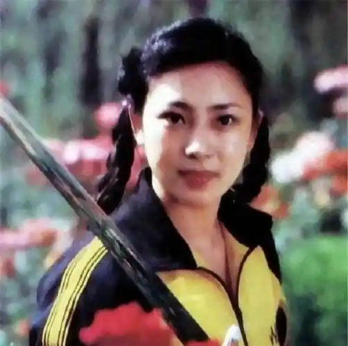 原创李连杰前妻黄秋燕为丈夫生下两个女儿却惨遭抛弃现状如何