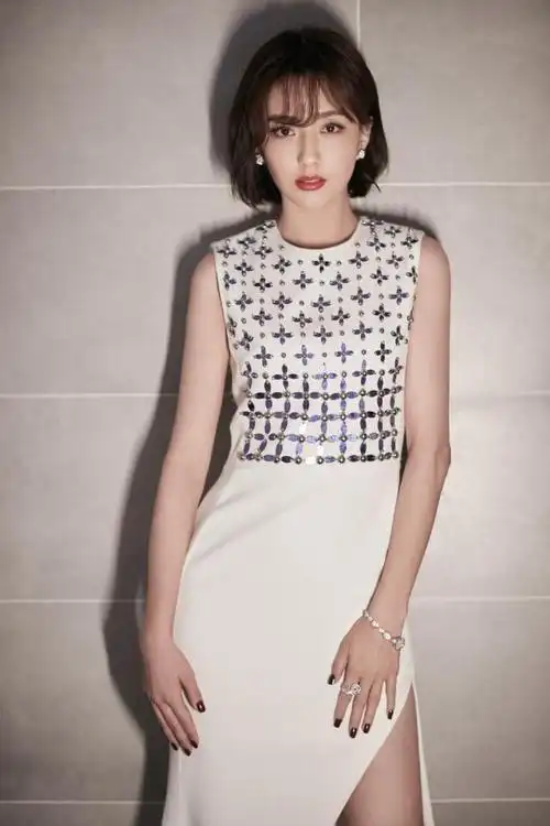 最后大家说说佟丽娅适合长发,还是短发造型呢?