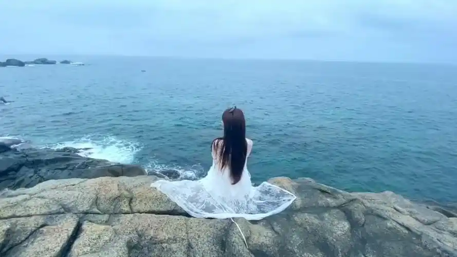 她最后还是一个人来看海了.