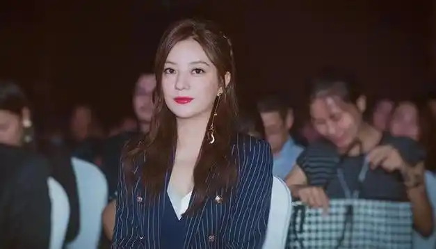 赵薇母亲魏启颖儿子离婚分走52亿女儿消失荧屏丈夫也去世