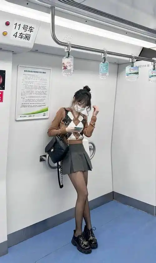 为什么很多女孩喜欢穿着丝袜睡觉?_双腿_睡眠_摩擦