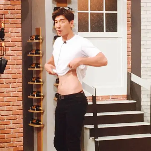 张亮上直播秀人鱼线 性感腹肌让人喷血