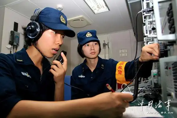 [转帖]高清:实拍海军美丽女通信兵