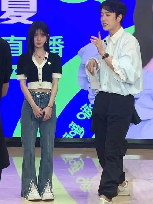 原创路人镜头下鞠婧祎真实身高暴露身材比例优越网友硬夸