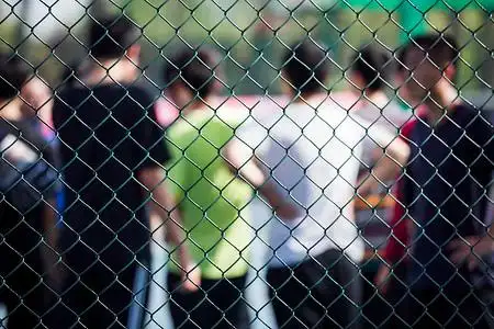 校园学生下课路上图片