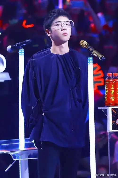 2017年,华晨宇在《明日之子》担任评委,当众对毛不易说"我应该跟大家