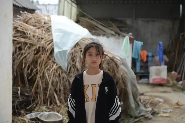 父母生活不能自理12岁女孩哭了我要让他们过上好日子