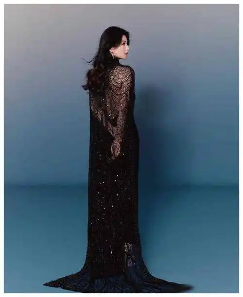 刘涛穿着性感的黑色蕾丝礼服,展现女神范!