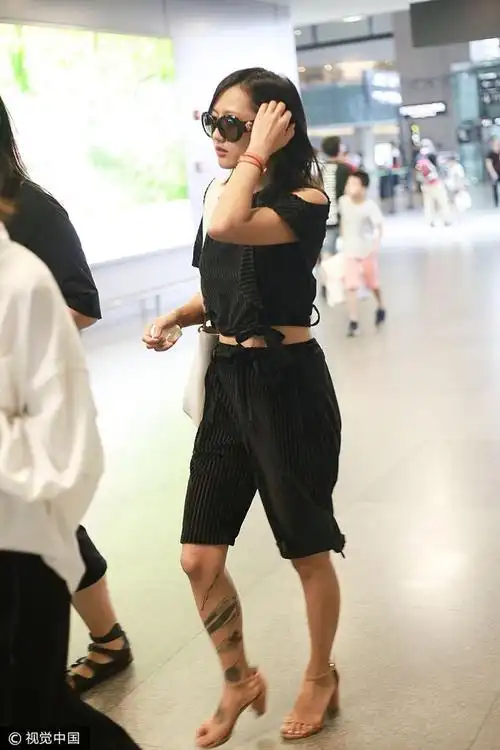 民谣女神陈粒黑超遮面秀香肩小腿刺青图案个性抢眼