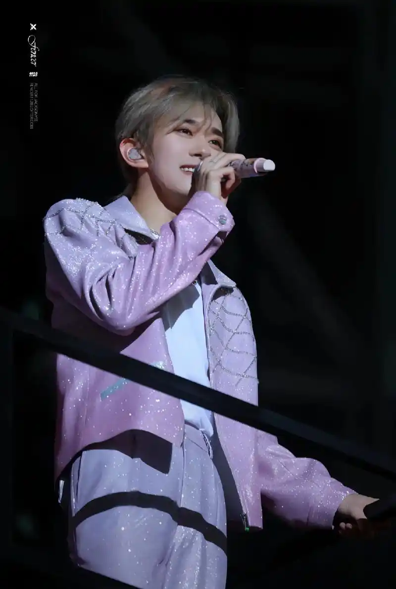 易烊千玺的壁纸够我用很久了 帅得一批#易烊千玺低音炮大花轿 - 兑趑