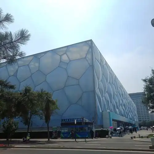 国家最美游泳池——水立方体育馆映入我们的眼里.