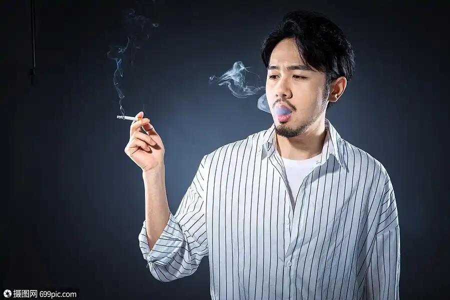 男性抽烟帅气烟雾图片