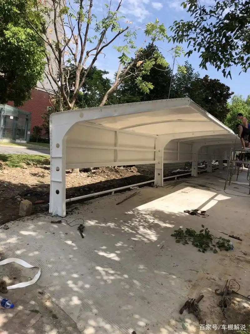 白色篷布做的汽车遮阳棚膜结构自行车棚案例效果图图片