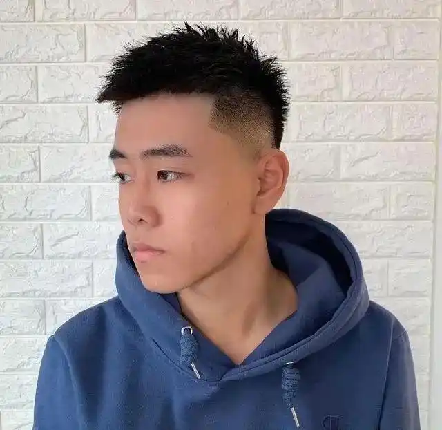 2021年流行的男生发型参考这10款短发超帅气