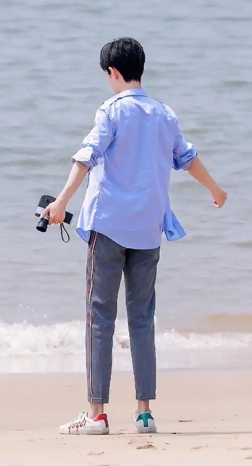 肖战超话#肖战1005生日快乐#刷到最近很火的脚踝修容视频惊现图一 没