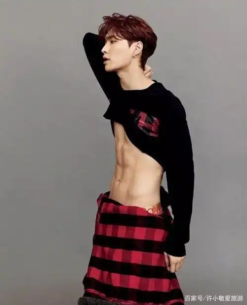 张艺兴首次解锁时装男士正刊,牛仔外套 腹肌的造型,帅到爆炸