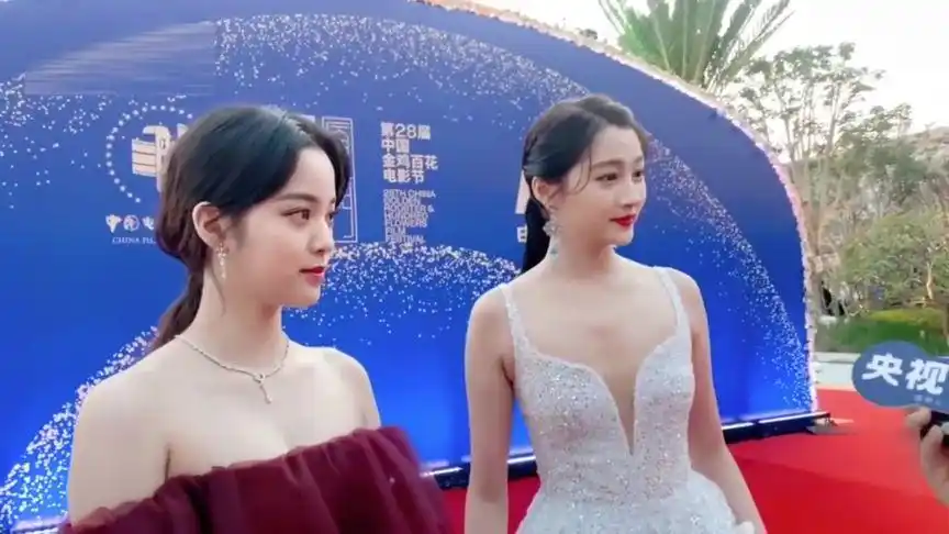 「金鸡奖红毯 」关晓彤&欧阳娜娜 一起来观赏两位的美美礼服装