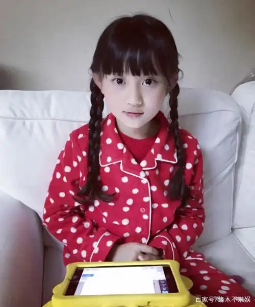 "小葡萄"长大了,14岁成长腿美女,模样和小时候变化大|童星|小圆脸