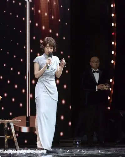 被43岁刘敏涛美到了,一袭银色旗袍穿出高级感,减龄不止10岁