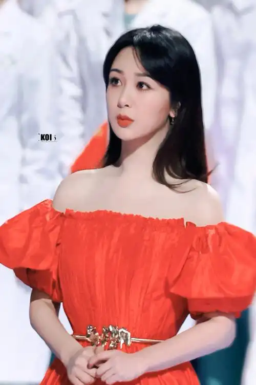 杨紫酒红色星光公主裙