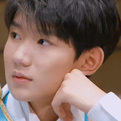 tfboys组合gif 王源gif 托腮的样子gif 真帅gif