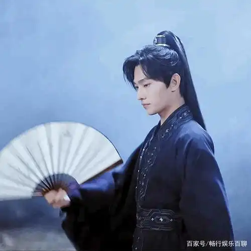 杨洋,龚俊古装转扇子,你觉得哪位大帅哥?