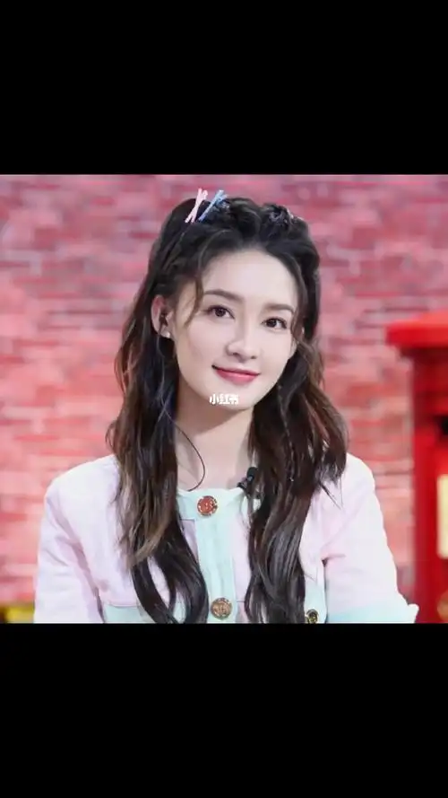 家人们,快和@梨涡允允小姐姐学这个#李沁  同款的双马尾编发吧!