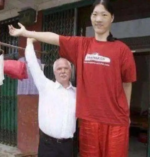 回顾女巨人姚德芬:身高2.36米,曾梦想吃饱饭,2012年离世