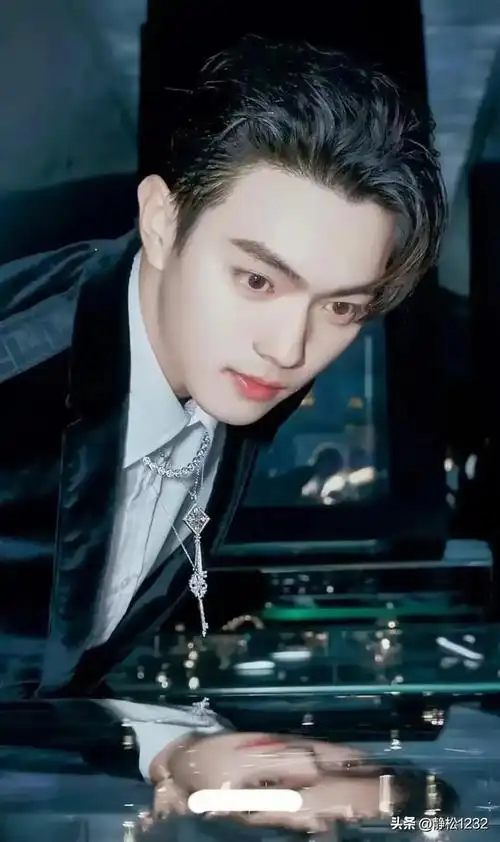 许凯长得斯文帅气,185的大长腿,加上五官精致绝美,出道即爆火,至今