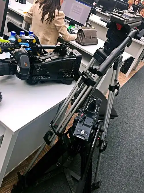 工作人员对摄影,摄像设备检查