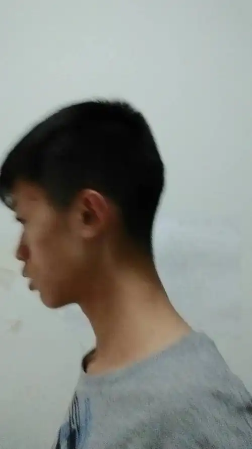 17岁男后脑勺凸理什么发型后脑勺与脖子间有幅度
