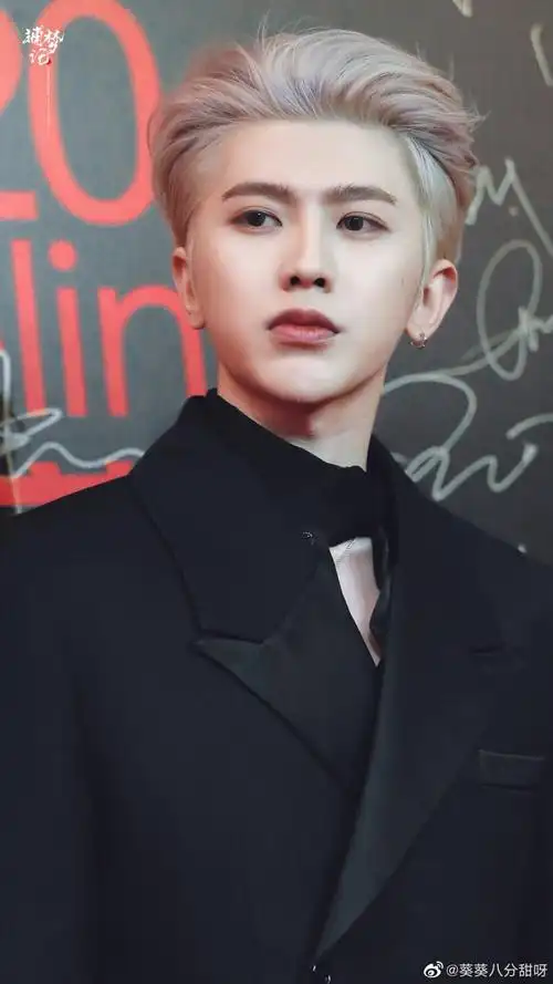 时尚cosmo盛典蔡徐坤银发