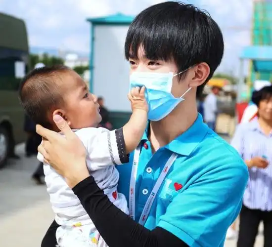 易烊千玺做公益的事例易烊千玺闷声干大事