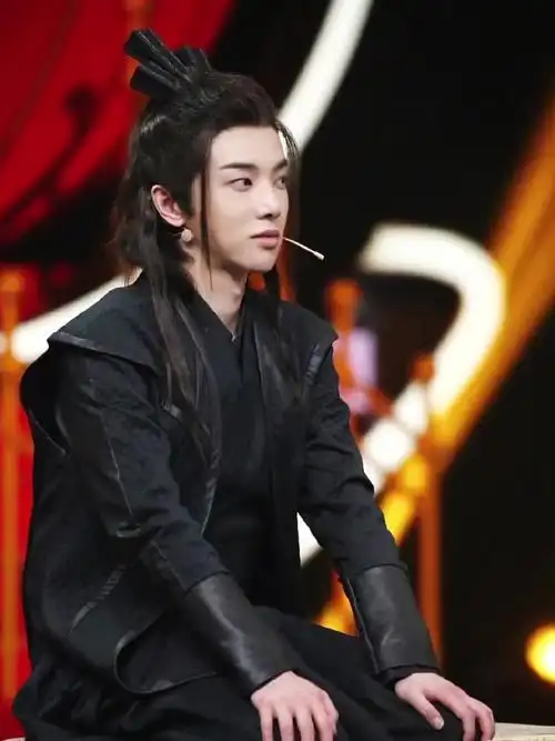 华晨宇解锁高冷古装造型,惊艳又帅气,凹造型的"花五竹"太可爱