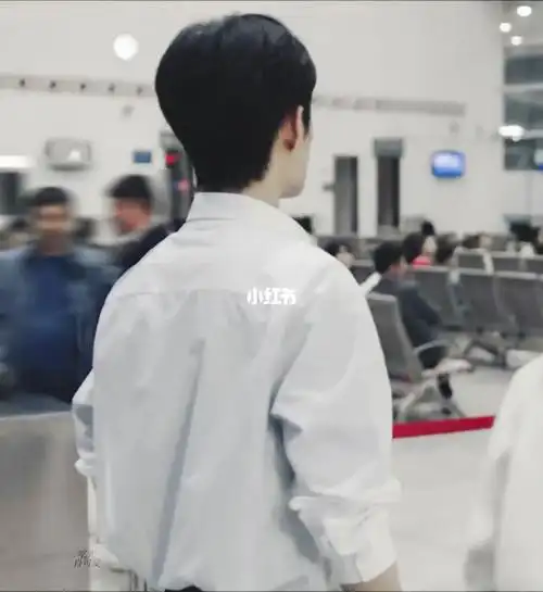 偶遇的一个白色衬衫的小哥哥