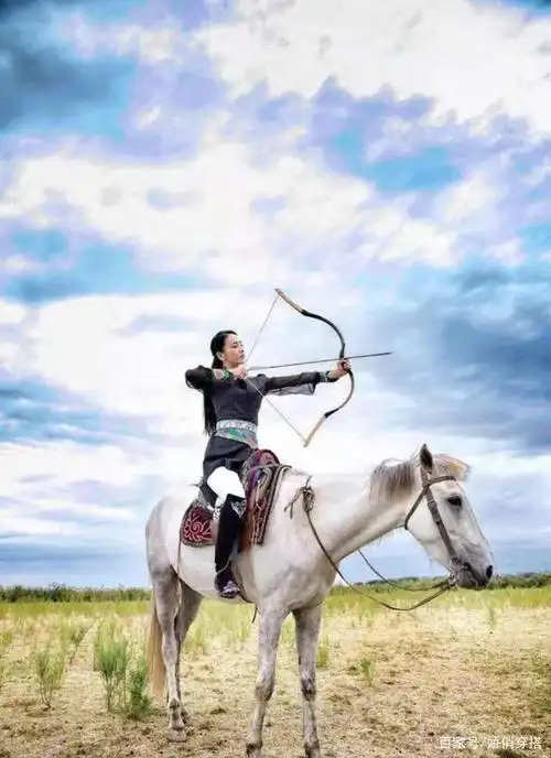佟丽娅穿民族服草原骑马,拉弓射箭颇有古代女将军风范,英姿飒爽