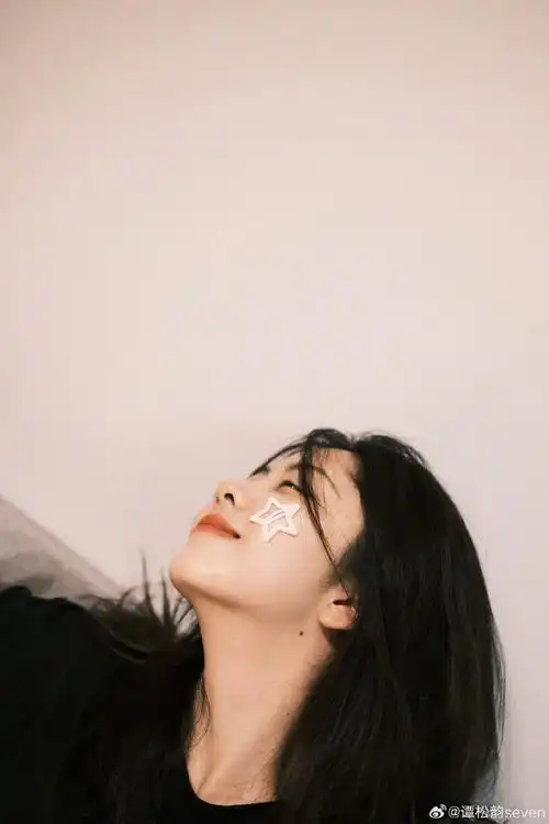 谭松韵眼线到底什么颜色##谭松韵星星发夹