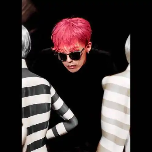 权志龙#暗系搭配 红色发型 绝配-7960796060796079