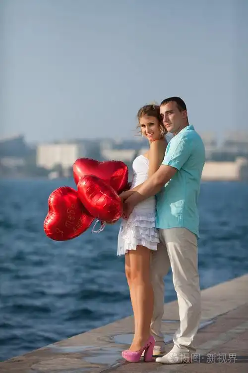 少女情侣拥抱交友与上一堆的气球心