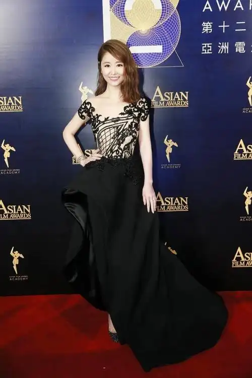 42岁林心如抹胸裙下穿秋裤裸色蕾丝很养眼霍建华真幸福