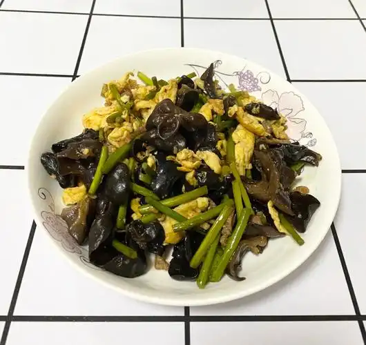 木耳蒜苔炒鸡蛋