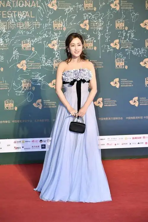 马苏终于高调一回穿蓝紫色抹胸连衣裙亮相气质高级都不一样了