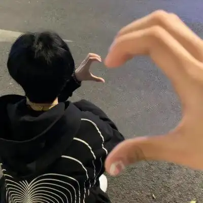 情侣头像一左一右比心