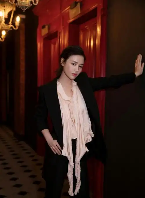 马思纯巴黎时装周大秀身材,网友:好喜欢小马哥的腿