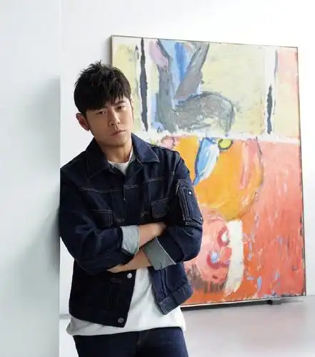 周杰伦画展真帅气,西装白t大玩背影杀,花衬衫看点十足超fashion