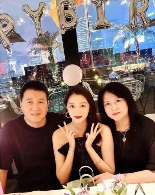 关晓彤与姐妹蹦迪庆生,稳居c位的却是粉衣女孩,不出道可惜了!