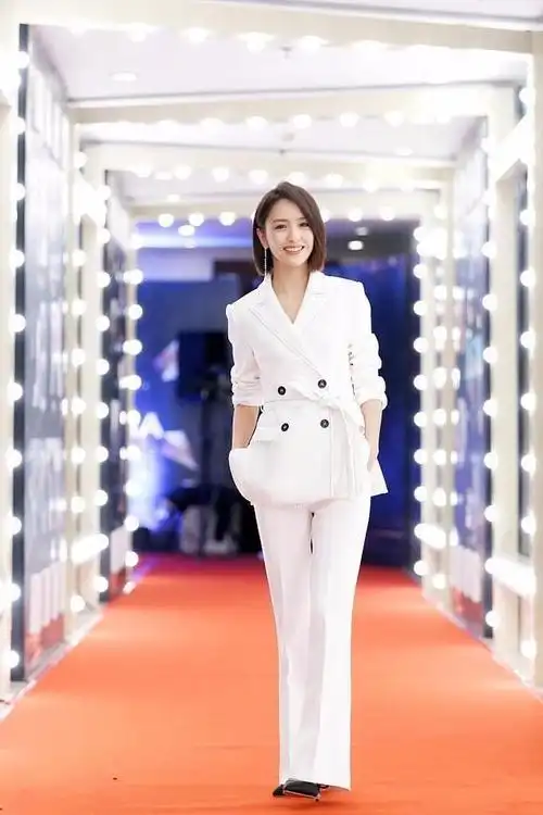 这几年都很这种宽松版型呢,一身白色西装套装穿的很时髦又清纯,黑色的